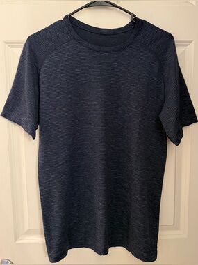 Lululemon Men's Active Striped Tee in Navy, Size Small